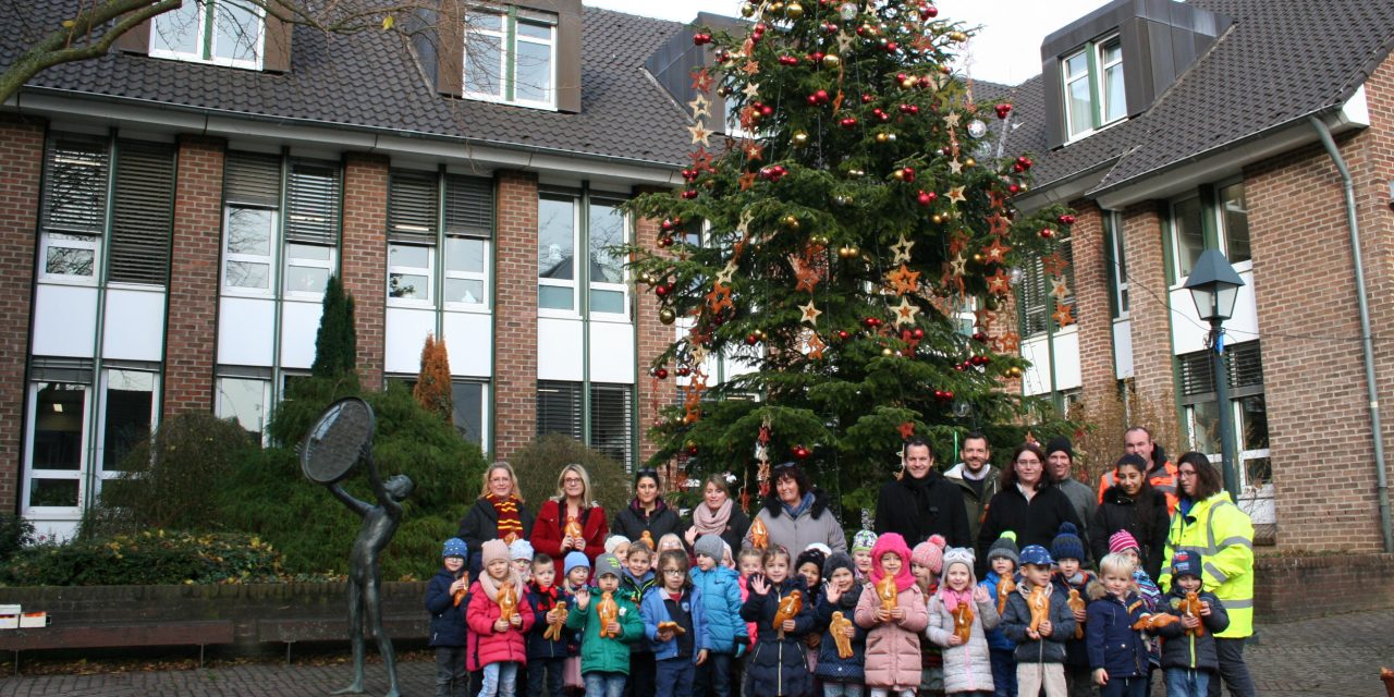 Kinder haben Weihnachtsbaum im Rathausinnenhof geschmückt