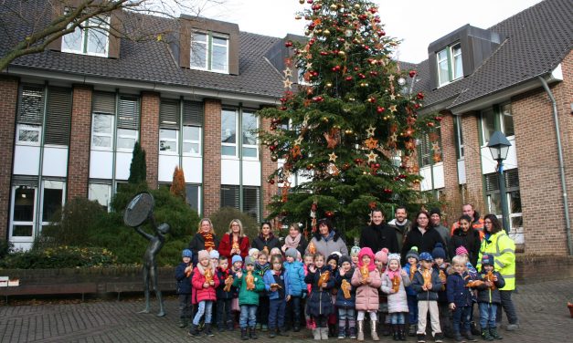 Kinder haben Weihnachtsbaum im Rathausinnenhof geschmückt