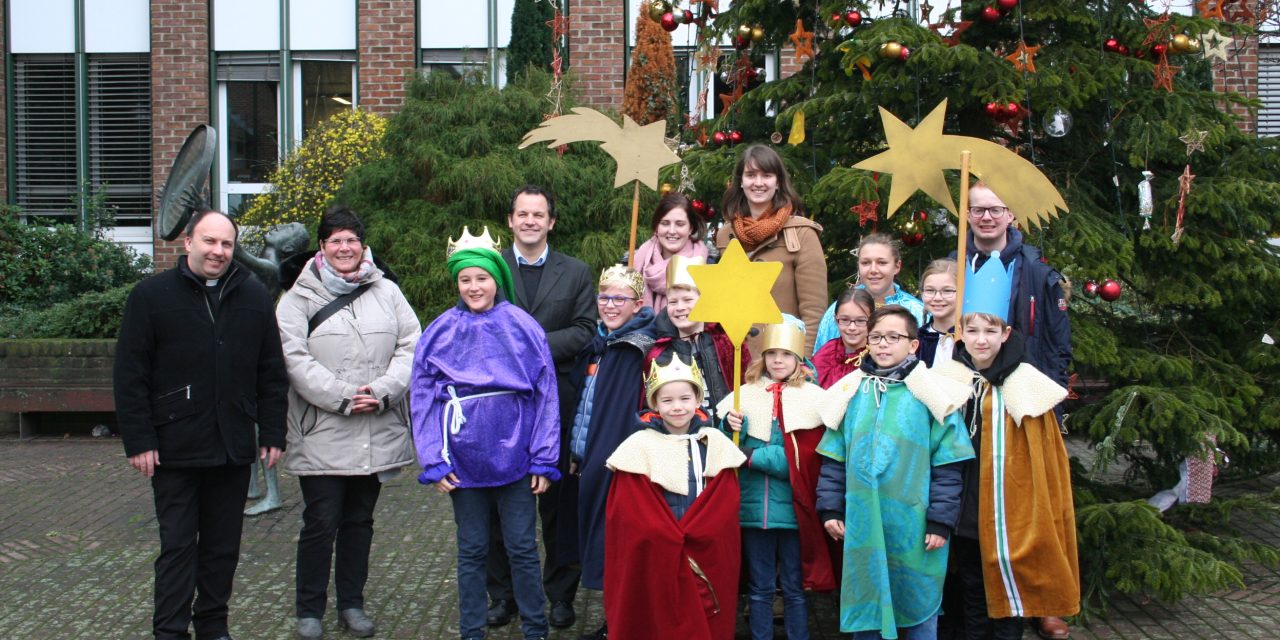 Sternsingerinnen und Sternsinger bringen den Segen für das Rathaus