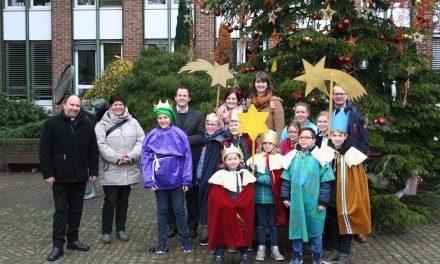 Sternsingerinnen und Sternsinger bringen den Segen für das Rathaus