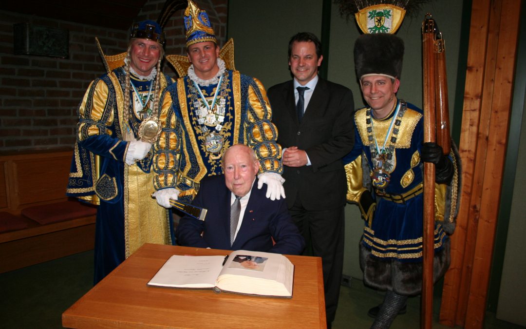 Bernd Schall mit Eintragung in das Goldene Buch geehrt