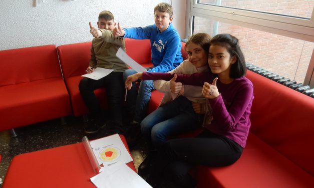 Neues, repariertes Sofa an der Marion-Dönhoff-Realschule in Pulheim