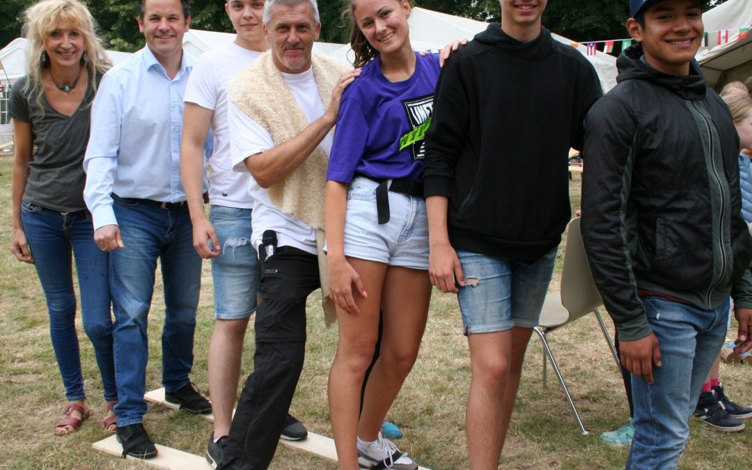 Zahnrad: Internationale Betreuer bei den Ferienspielen