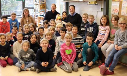 Bürgermeister Keppeler liest Grundschulkindern vor