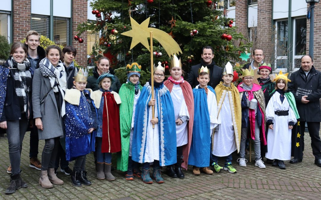 Sternsinger bringen Segen ins Rathaus