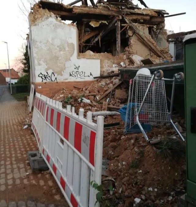 Ehemaliges „Altenkemper-Haus“ in der Kreuzstraße in Sinthern wird zur Gefahrenstelle