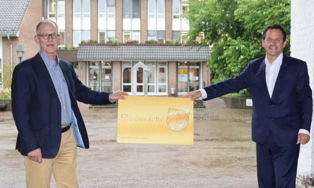 Besonderes Engagement würdigen – Bürgermeister Keppeler überreicht 100. Ehrenamtskarte