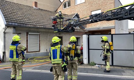 Rauchentwicklung aus einem Dachstuhl