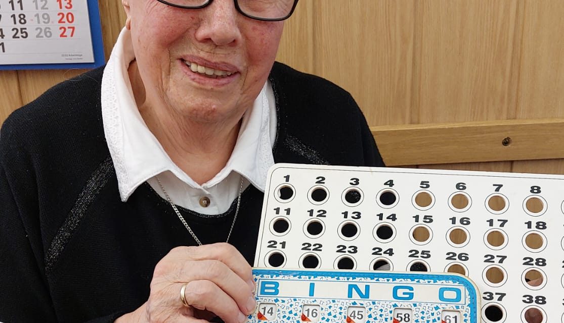 Bingo mit Ruth (92) – Singen – Karneval in der AWO-Pulheim