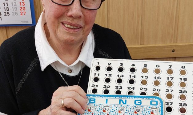 Bingo mit Ruth (92) – Singen – Karneval in der AWO-Pulheim