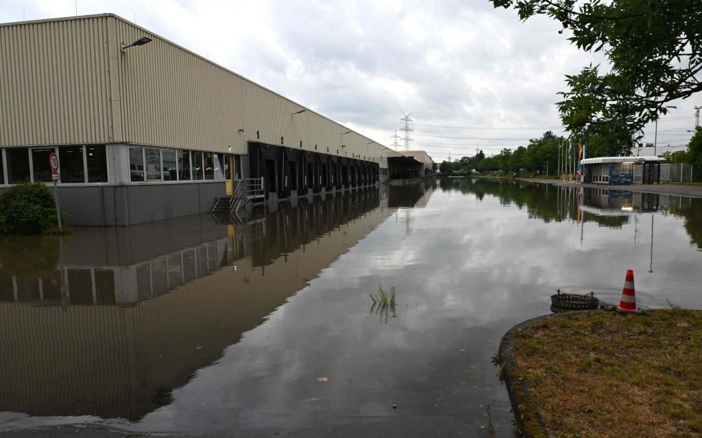 Logistikhalle drohte nach starkem Regen mit Wasser vollzulaufen