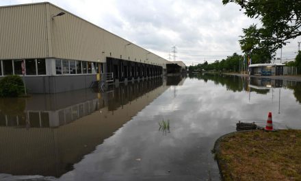 Logistikhalle drohte nach starkem Regen mit Wasser vollzulaufen