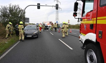Verkehrsunfall mit drei Verletzten auf der B59 bei Pulheim-Stommeln