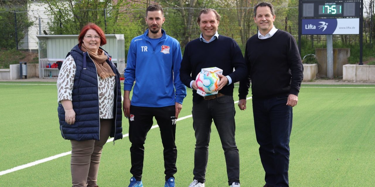 Der Ball rollt wieder über das gesamte Feld – Flutschaden auf dem Kunstrasenplatz beseitigt