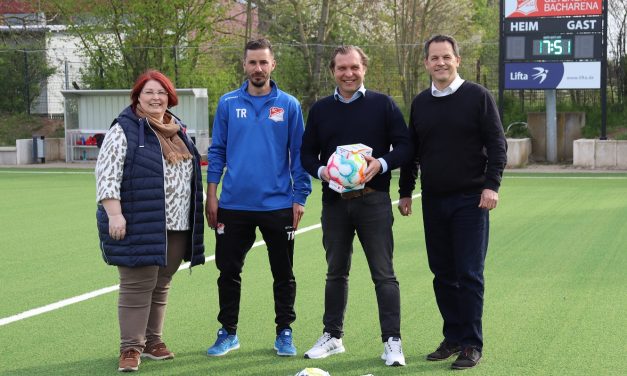 Der Ball rollt wieder über das gesamte Feld – Flutschaden auf dem Kunstrasenplatz beseitigt