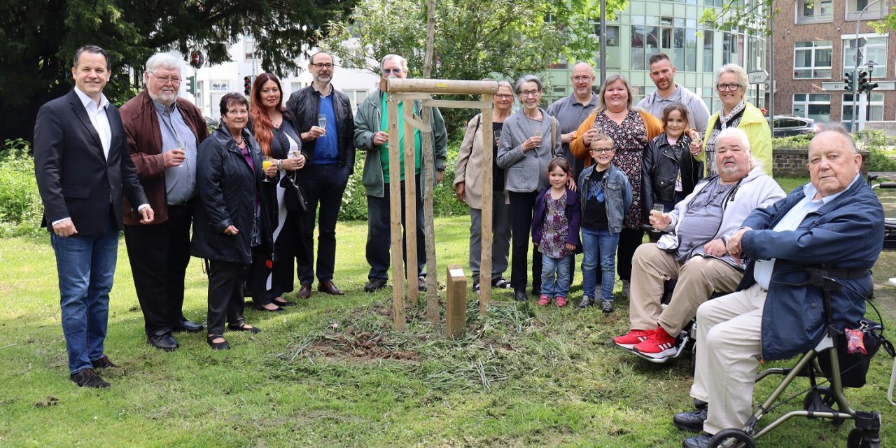 Ein Baum erinnert an jahrzehntelanges Engagement