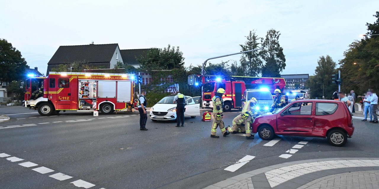 Verkehrsunfall im Kreuzungsbereich – Eine Person schwer verletzt