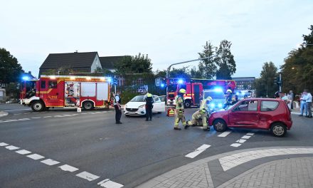 Verkehrsunfall im Kreuzungsbereich – Eine Person schwer verletzt