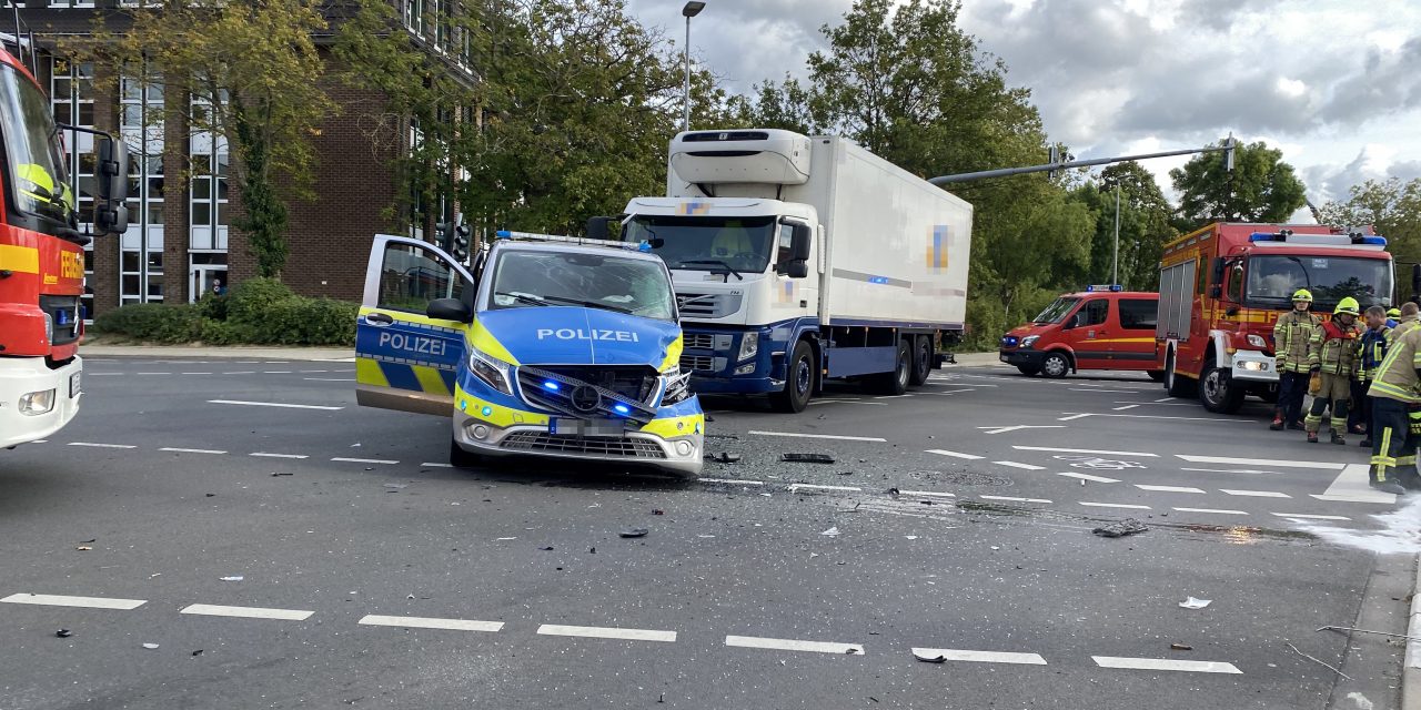 Rathauskreuzung: Unfall in Pulheim mit Polizeiwagen