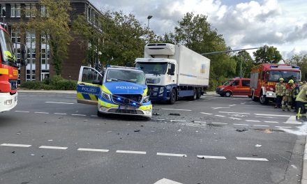 Rathauskreuzung: Unfall in Pulheim mit Polizeiwagen