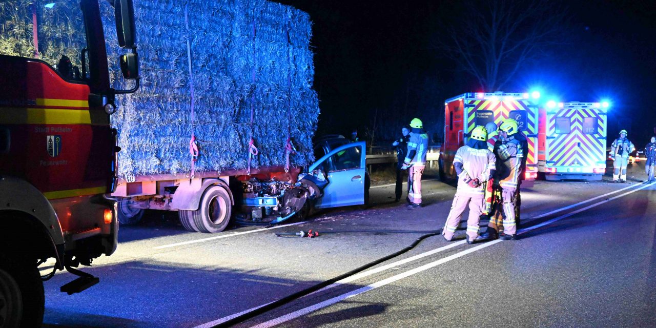 Pulheim – Auffahrunfall eines PKW mit Heuanhänger