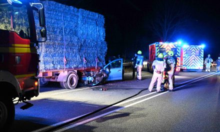 Pulheim – Auffahrunfall eines PKW mit Heuanhänger