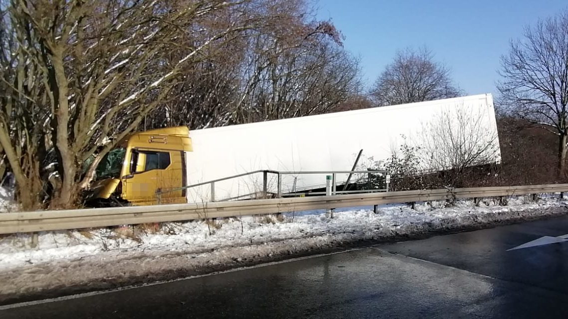 B59 – LKW-Unfall endet im Pulheimer Bach