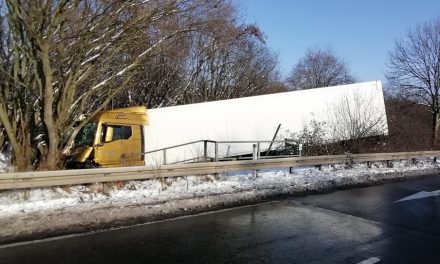 B59 – LKW-Unfall endet im Pulheimer Bach