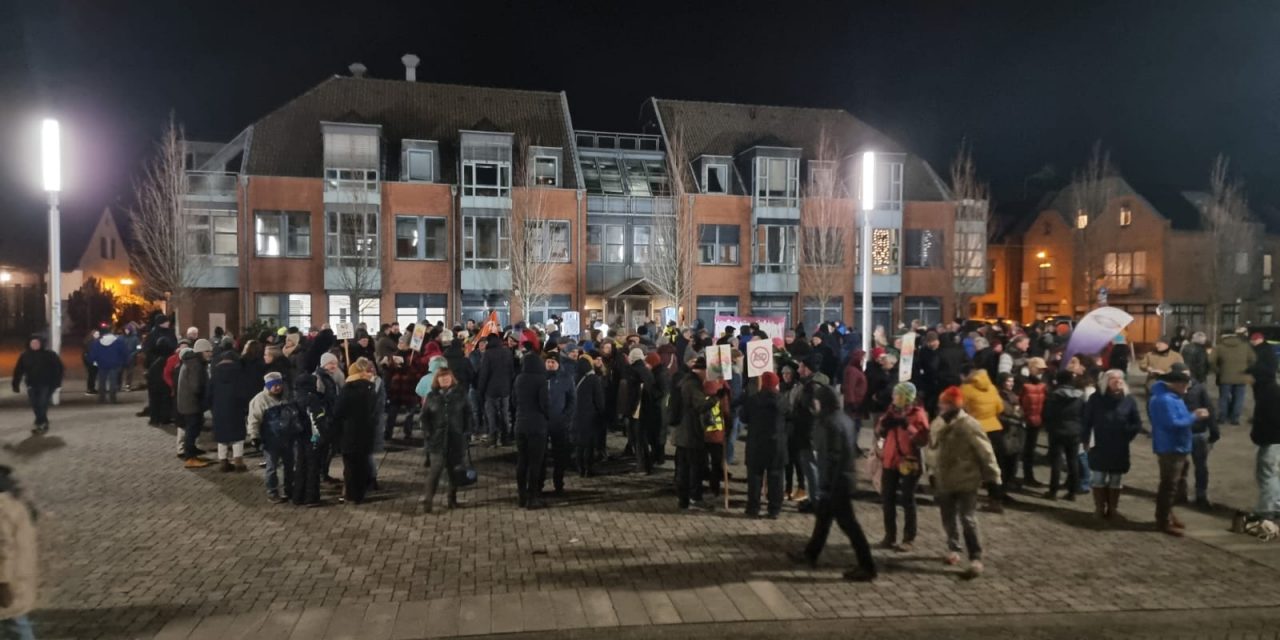 Viele sind gekommen!  „Pulheim zeigt sich für Demokratie und Menschlichkeit!“