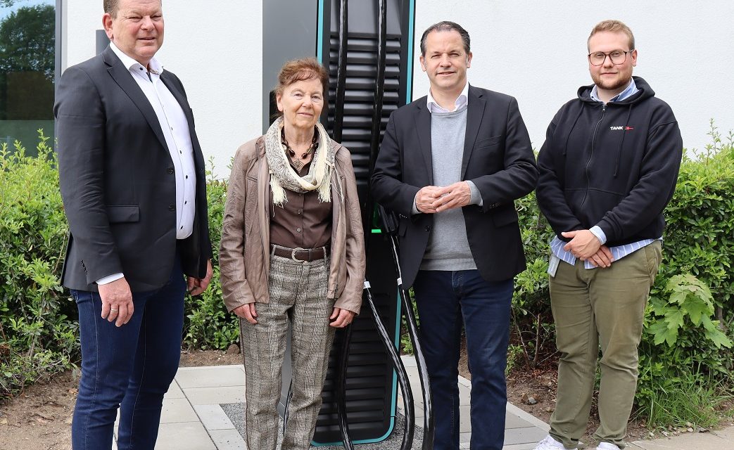 Neue Schnellladesäule für Elektro-Fahrzeuge an der Aquarena