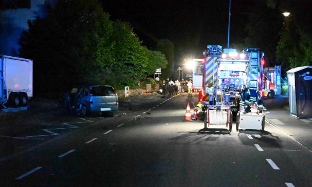 Brauweiler: PKW erfasst zwei Fußgänger, ein Verletzter verstirbt noch an Unfallstelle