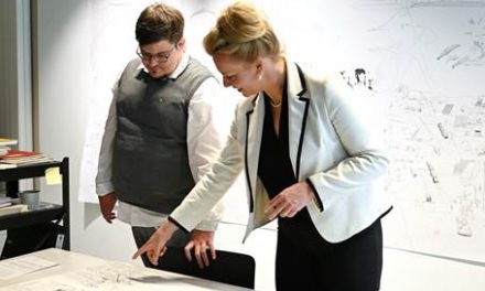 NRW-Ministerin für Kultur und Wissenschaft Ina Brandes besucht das kaethe:k Kunsthaus in Brauweiler