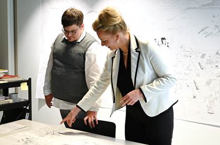 NRW-Ministerin für Kultur und Wissenschaft Ina Brandes besucht das kaethe:k Kunsthaus in Brauweiler