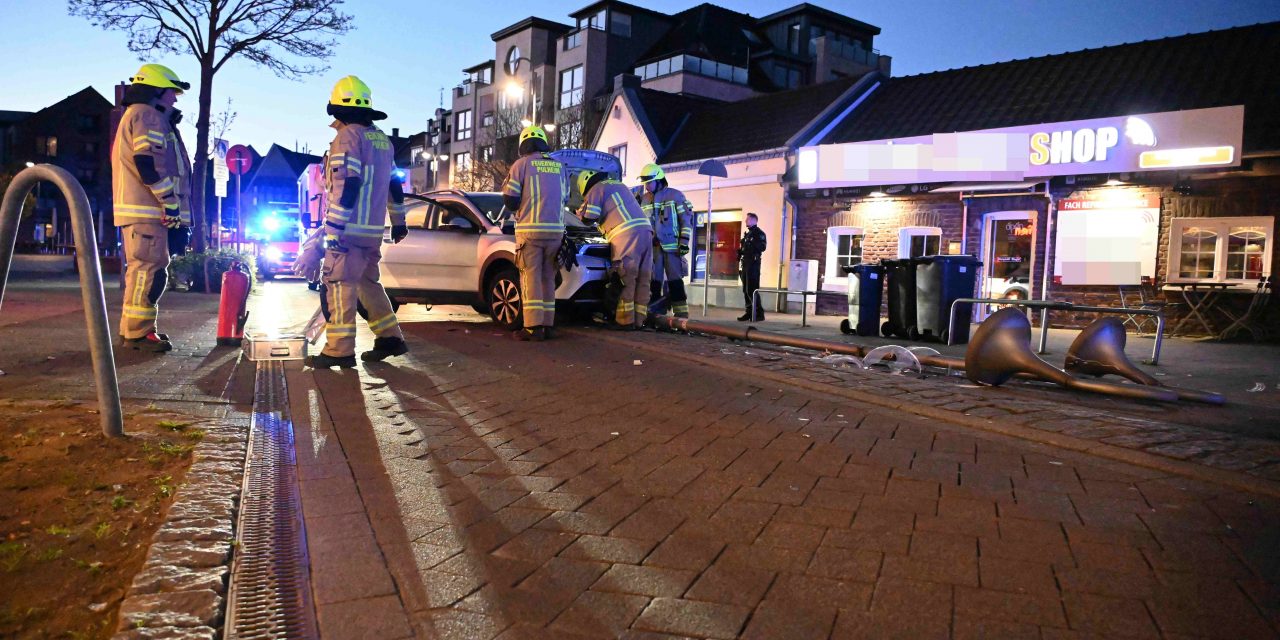 PKW kollidiert mit Straßenlaterne