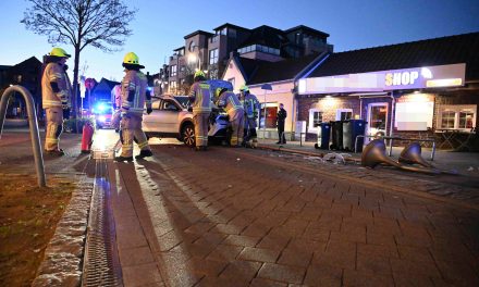 PKW kollidiert mit Straßenlaterne