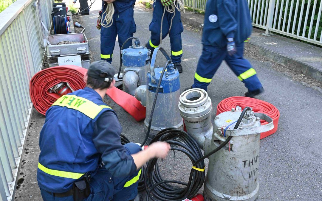 Feuerwehr und Technisches Hilfswerk üben an der Erft