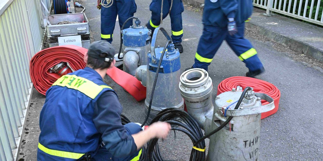 Feuerwehr und Technisches Hilfswerk üben an der Erft