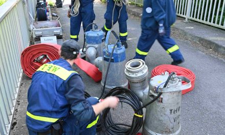 Feuerwehr und Technisches Hilfswerk üben an der Erft