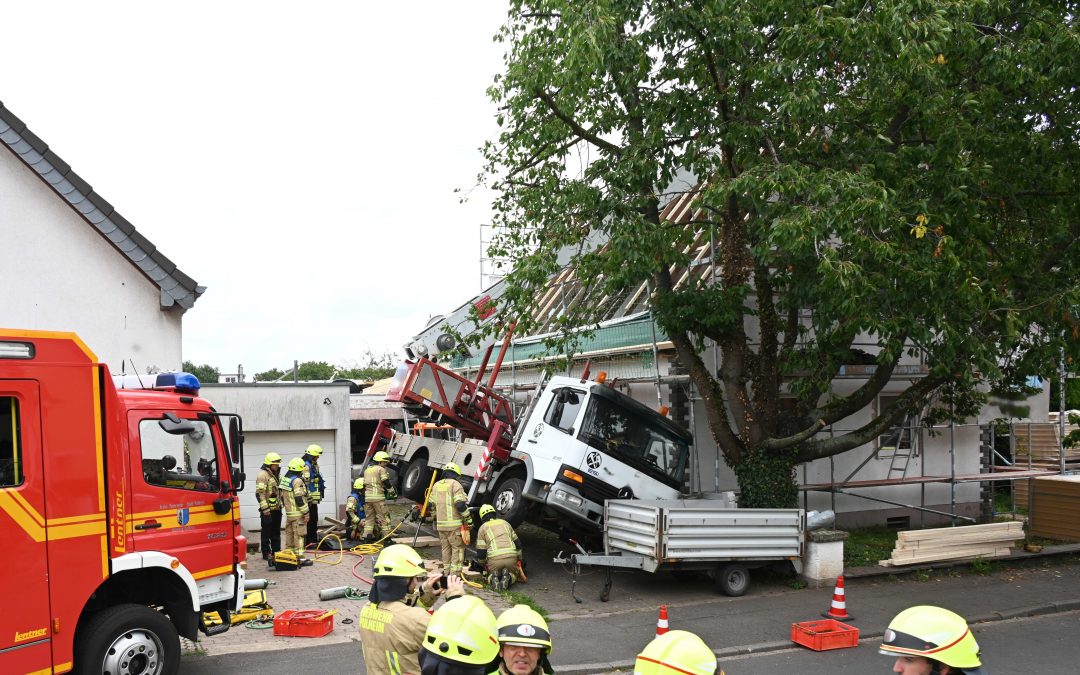 Pulheim – Kran fällt auf Hausdach