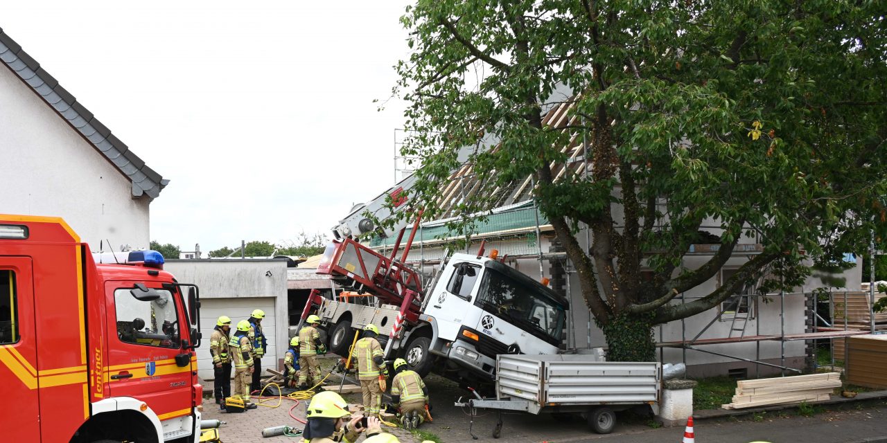Pulheim – Kran fällt auf Hausdach