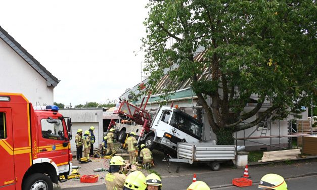 Pulheim – Kran fällt auf Hausdach