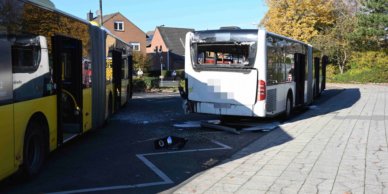Schulbusse kollidieren an Pulheimer Gymnasium