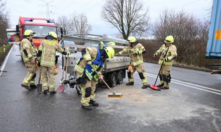 B59 blockiert: Umgekippter Anhänger und ein missglücktes Wendemanöver