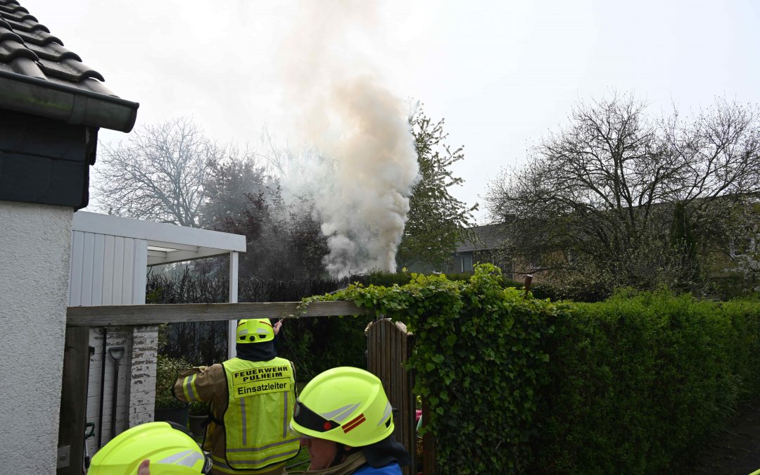 Brennende Thujahecke bedroht Wohngebäude