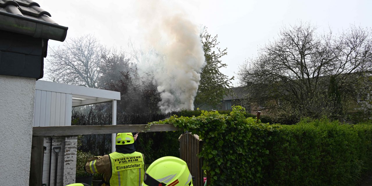 Brennende Thujahecke bedroht Wohngebäude