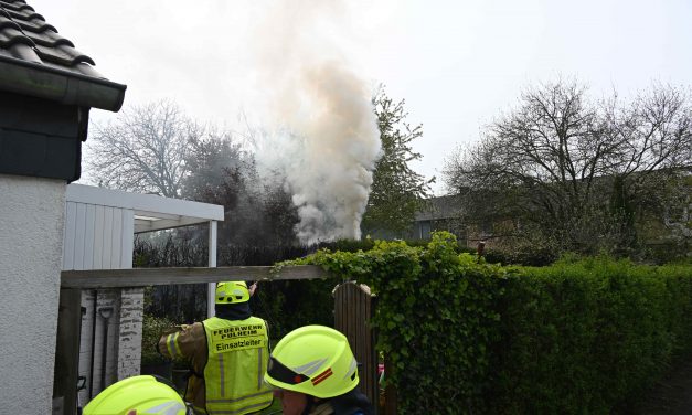 Brennende Thujahecke bedroht Wohngebäude