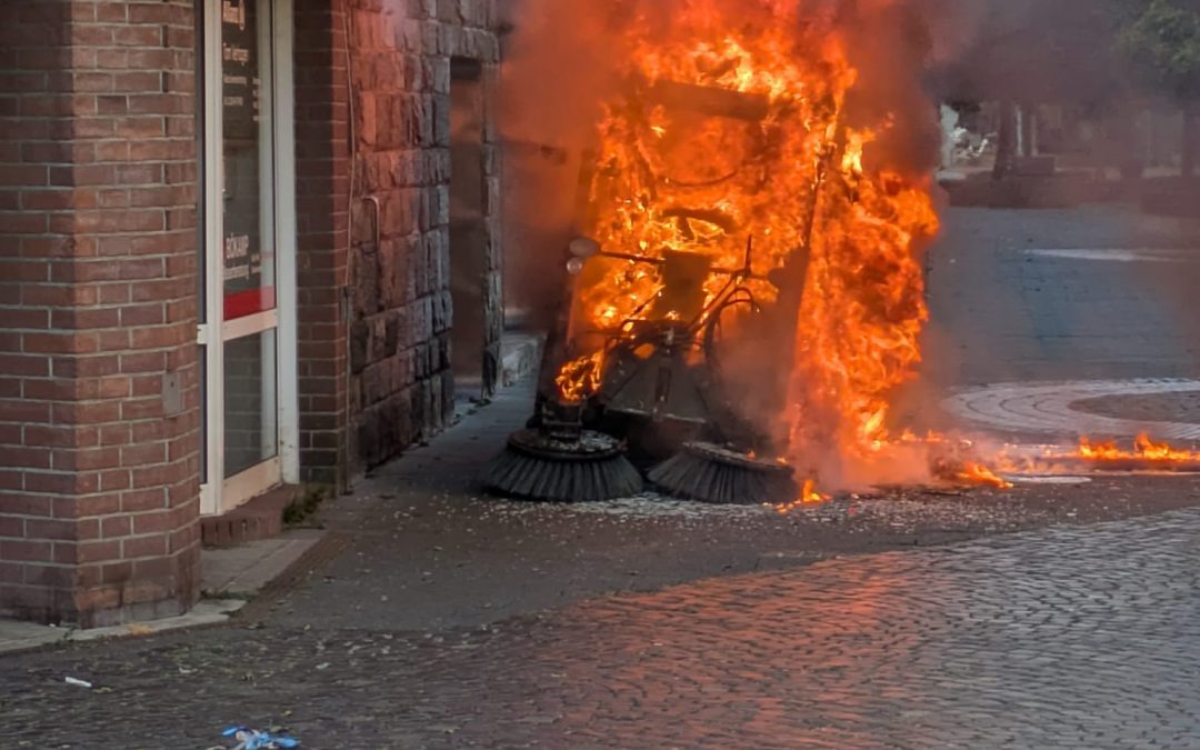 Kehrmaschine brannte – Gefahr für Wohn- und Geschäftshaus
