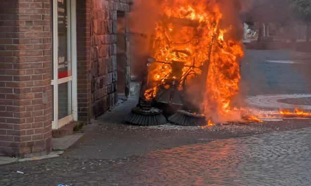 Kehrmaschine brannte – Gefahr für Wohn- und Geschäftshaus
